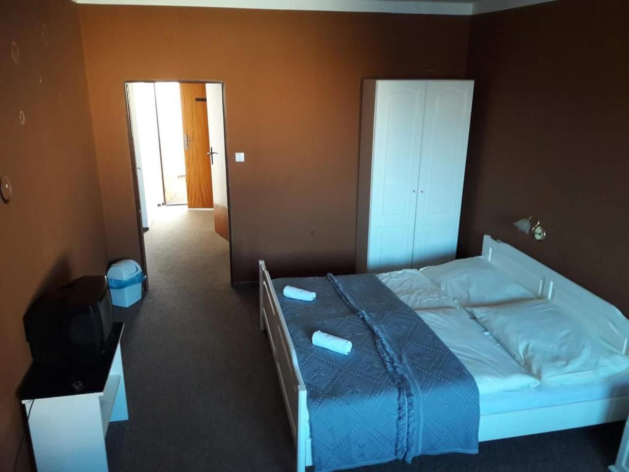 Hotel Bily Lev Рокицани Экстерьер фото