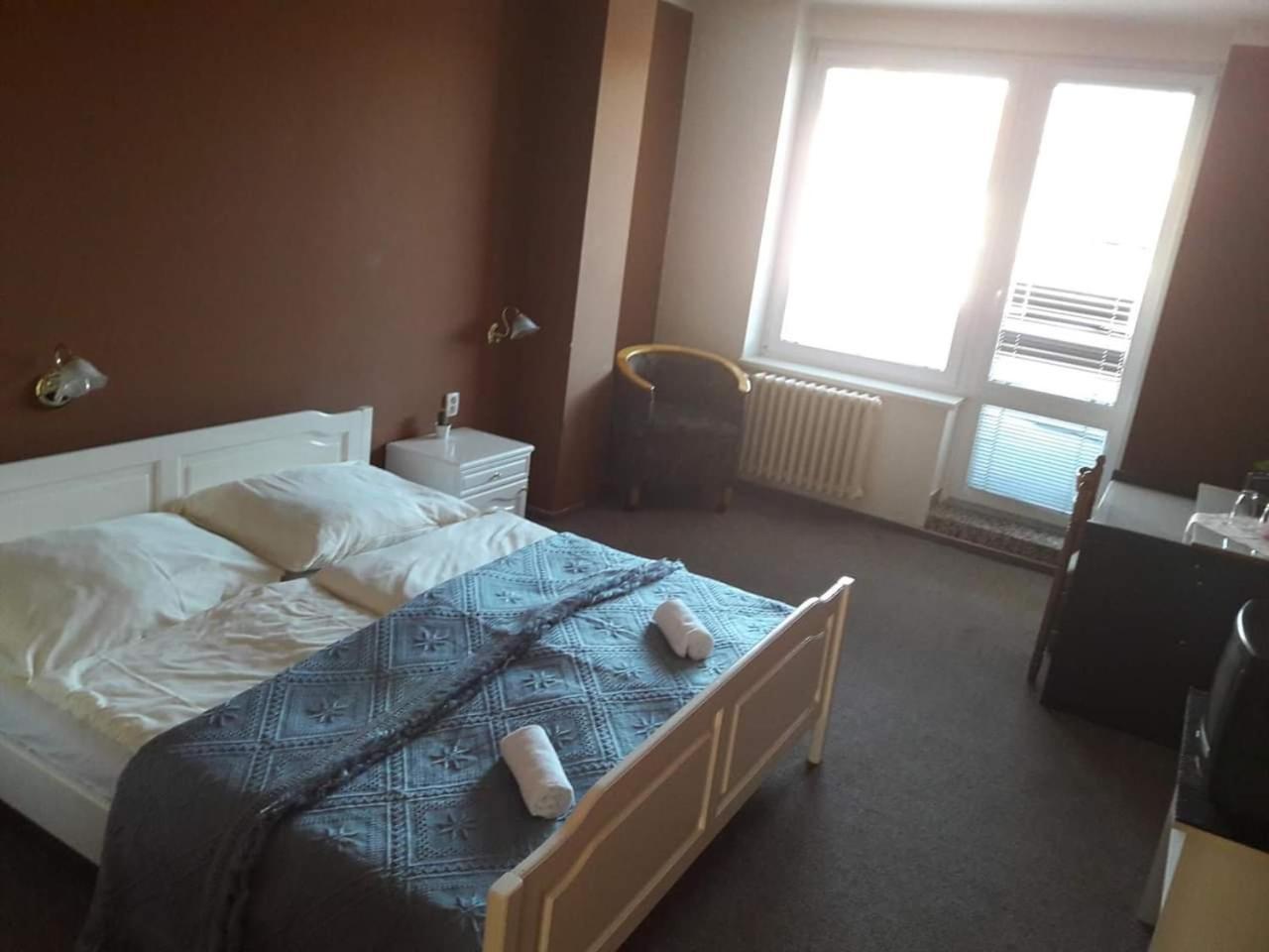 Hotel Bily Lev Рокицани Экстерьер фото